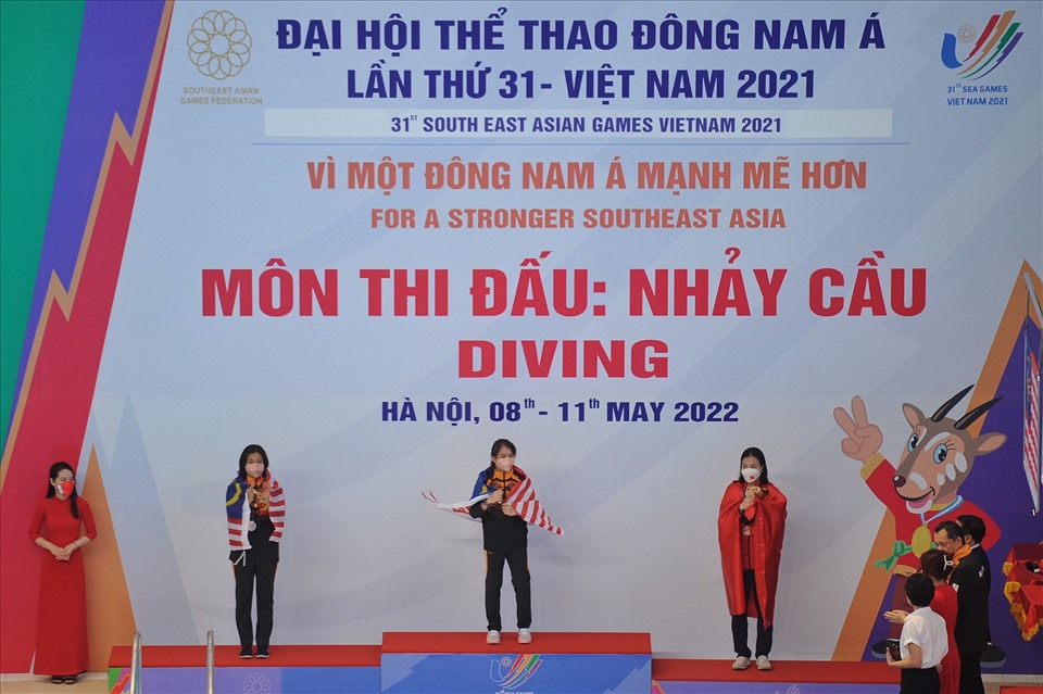Khoảnh khắc vận động viên Ngô Phương Mai và Nguyễn Tùng Dương - Phương Thế Anh nhận những tấm huy chương đầu tiên tại SEA Games 31.