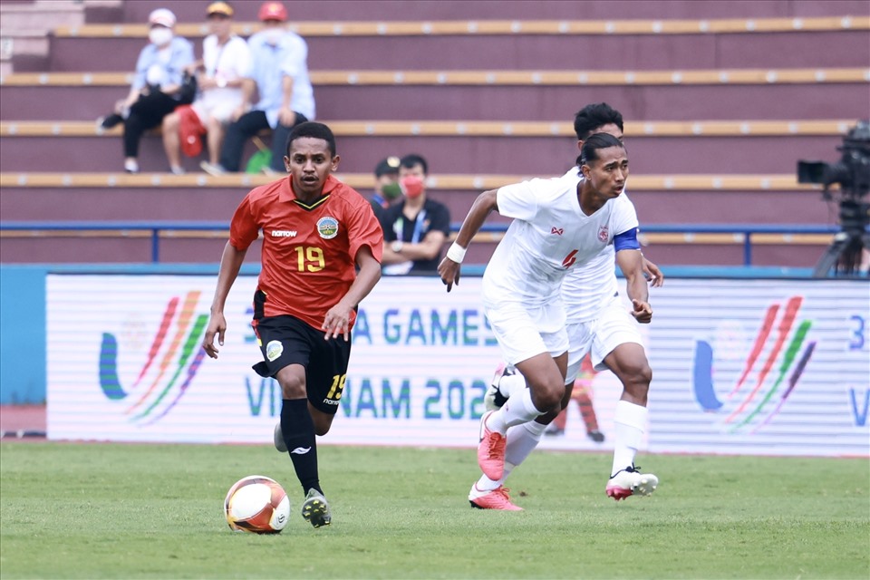 U23 Timor-Leste (áo đỏ) tỏ ra non nớt hơn U23 Myanmar trong hiệp 1 của trận đấu. Ảnh: Hải Nguyễn