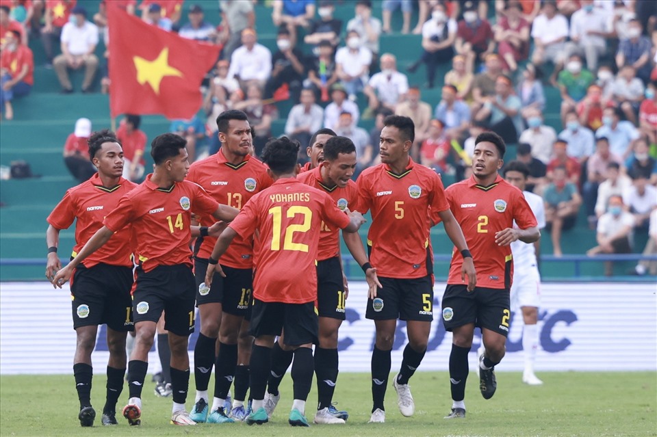 U23 Timor-Leste vùng lên mạnh mẽ đầu hiệp 2 để giành lại điểm số từ tay U23 Myanmar. Ảnh: Hải Nguyễn