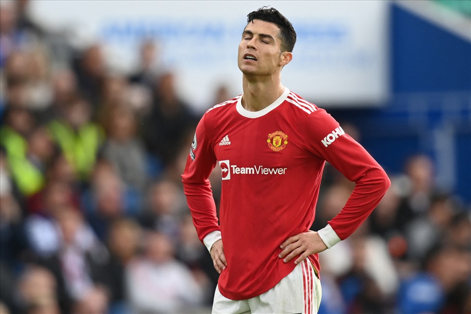 Ronaldo thất vọng trong trận thua tan nát của M.U trước Brighton. Ảnh: AFP