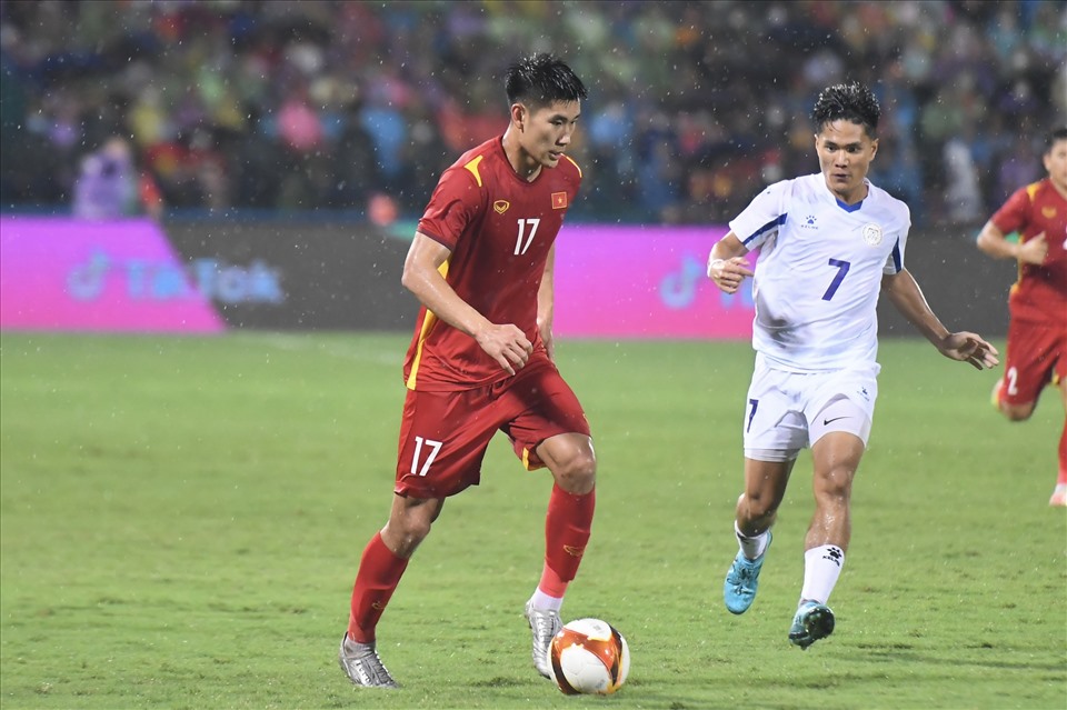 U23 Việt Nam là đội nhập cuộc tốt hơn trong hiệp 1. Với 2 mũi nhọn trên hàng công là Nhâm Mạnh Dũng (ảnh) và Tiến Linh, U23 Việt Nam liên tiếp tạo ra các cơ hội trong 45 phút đầu tiên.