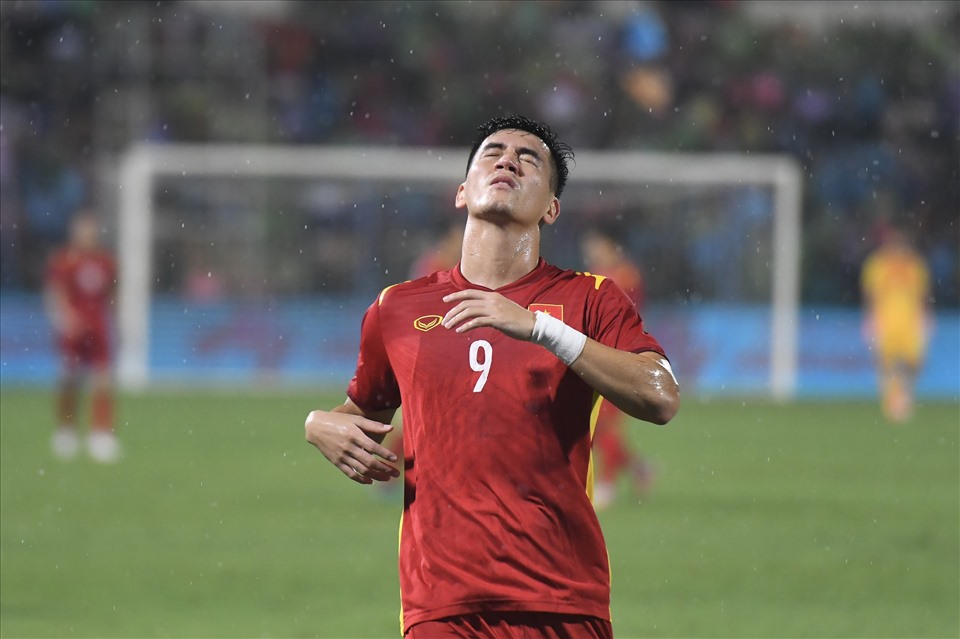 Sự thất vọng của Tiến Linh sau khi bỏ lỡ cơ hội ngon ăn. Trong trận đấu này, số 9 của U23 Việt Nam có không dưới 3 tình hướng dứt điểm trong vòng cấm đối phương nhưng đều không thể chuyển hoá thành bàn thắng.