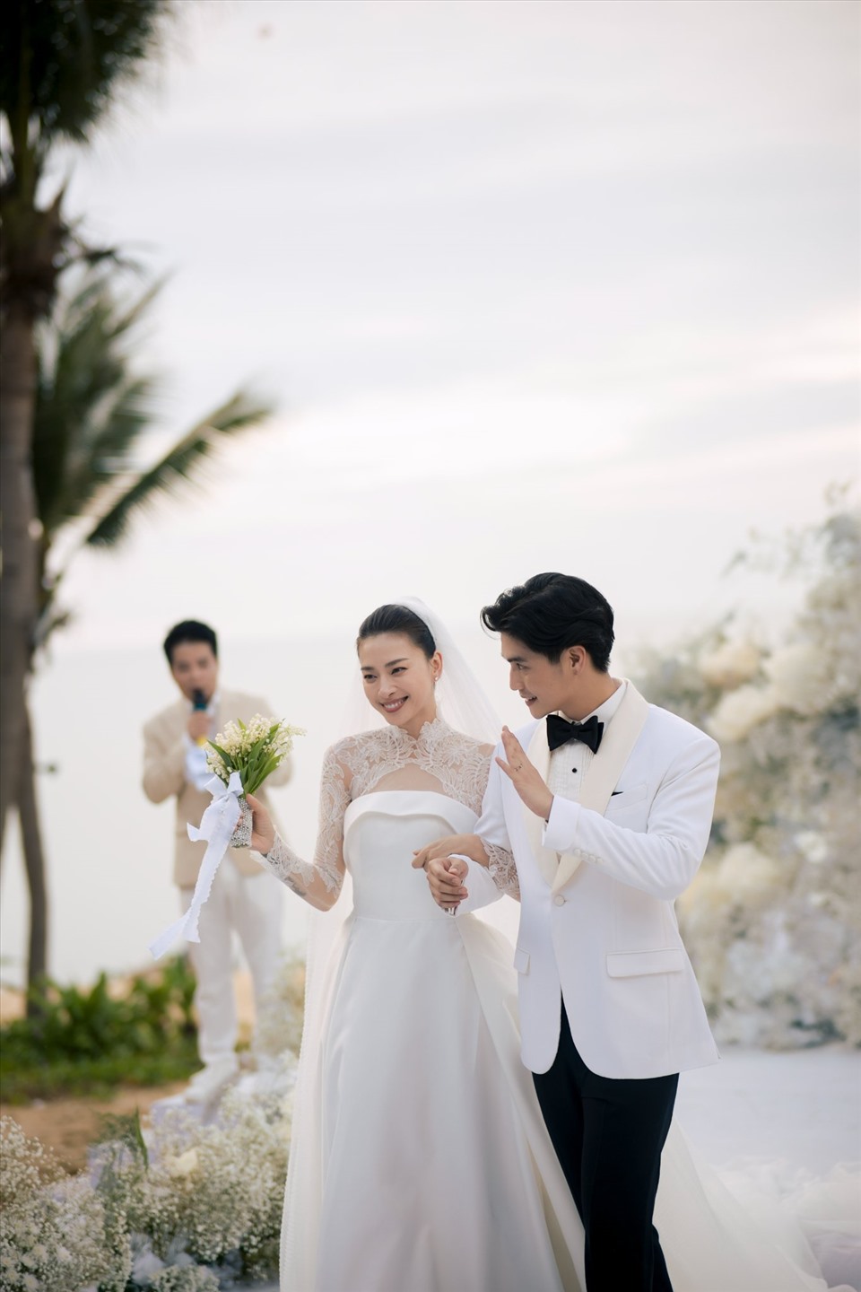 Huy Trần bật khóc trong hôn lễ. Ảnh: VAA Acency Lễ cưới diễn ra gọn gàng trong một tiếng, sau lời thề nguyện bên nhau trọn đời, họ trao nhẫn. Sau đó, cô dâu chú rể vừa nắm tay vừa hôn nhau tiến xuống dưới sân khấu. Ngô Thanh Vân bất chợt quay lại, nhún nhảy theo điệu nhạc khiến khách mời bật cười.