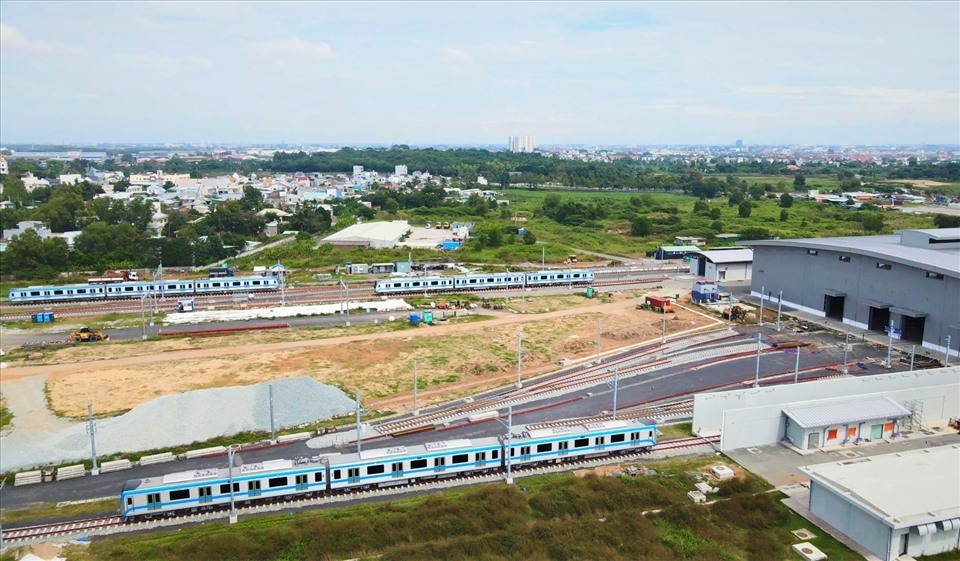 Các đoàn tàu metro số 1 được đặt vào đường ray ở depot Long Bình.  Ảnh: Anh Tú