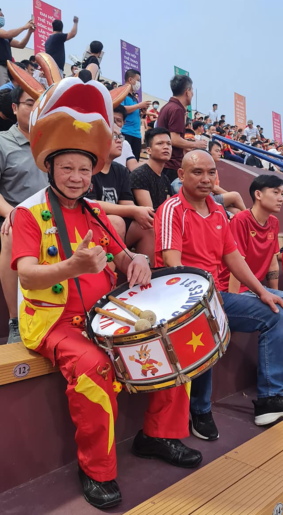 Ông Tuấn cùng mũ linh vật sao la tại sân vận động Việt Trì ngày 6.5.
