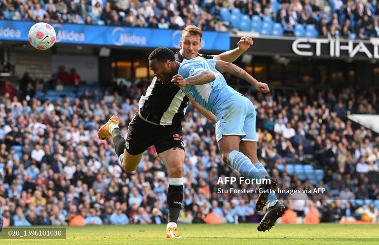 Sterling mở tỉ số cho đội chủ nhà. Ảnh: AFP
