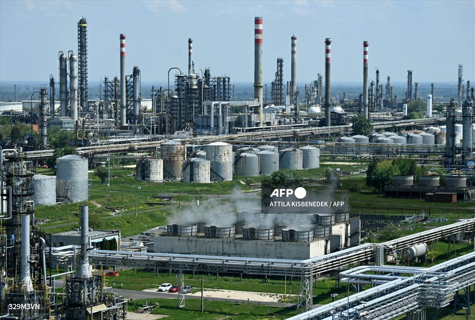 Nhà máy lọc dầu Duna (Danube) của công ty MOL Hungary gần thị trấn Szazhalombatta, cách Budapest khoảng 30km về phía nam. Ảnh: AFP
