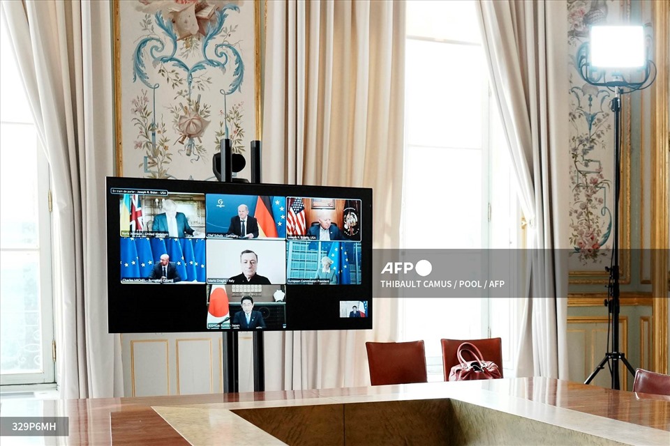 Cuộc họp trực tuyến các nhà lãnh đạo G7 chụp từ Điện Elysee ở Paris, Pháp, ngày 8.5. Ảnh: AFP