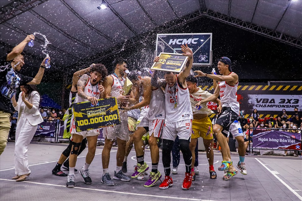 Đội tuyển Việt Nam ăn mừng chức vô địch. Ảnh: VBA