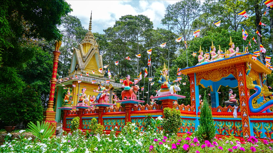 Cũng như những ngôi chùa Khmer khác, chùa Hang không chỉ là điểm thờ tự, tín ngưỡng mà còn là nơi học tập, giáo dục đạo đức, bảo tồn văn hóa nghệ thuật truyền thống của người Khmer.
