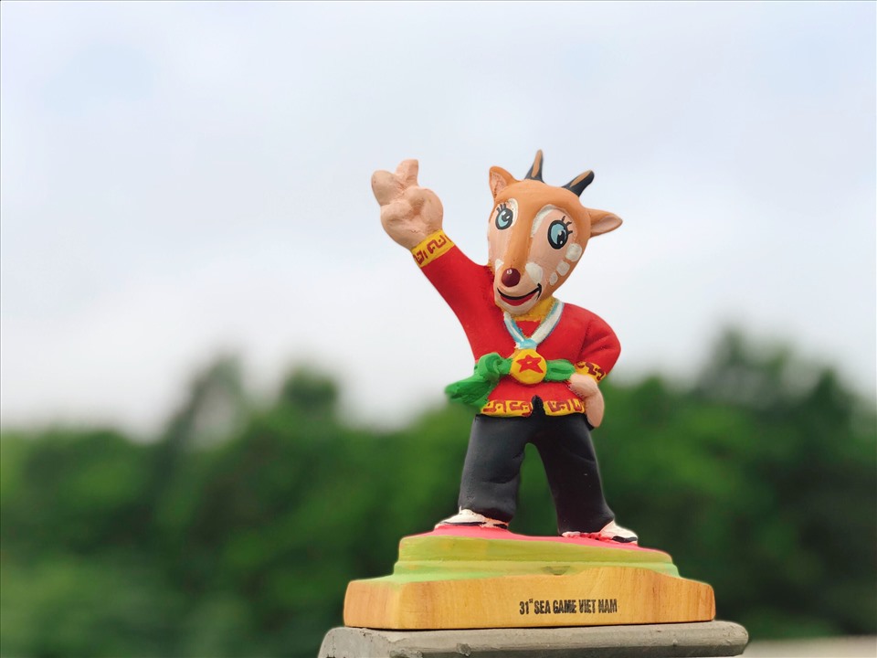 Tượng linh vật SEA Games 31 bằng gỗ mít có giá 500.000 đồng. Ảnh: Nguyễn Thúy.