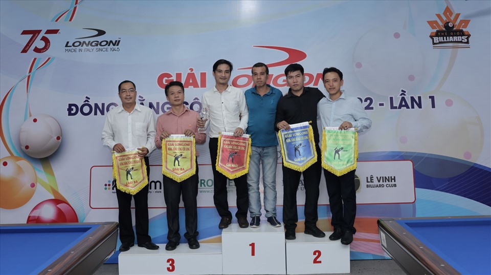 Tay cơ nổi tiếng của Việt Nam Trần Quyết Chiến trao giải cho Phong Vũ và những vận động viên đạt thành tích cao nhất cao nhất tại giải billiard để tuyển chọn nhân tài cho tuyển billiard đồng bằng sông Cửu Long. Ảnh: Phong Lê