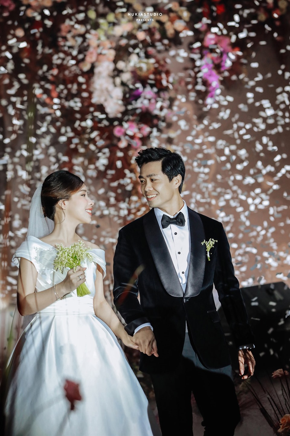 Viên Minh cầm bó hoa linh lan trong ngày cưới. Ảnh: FBNV.