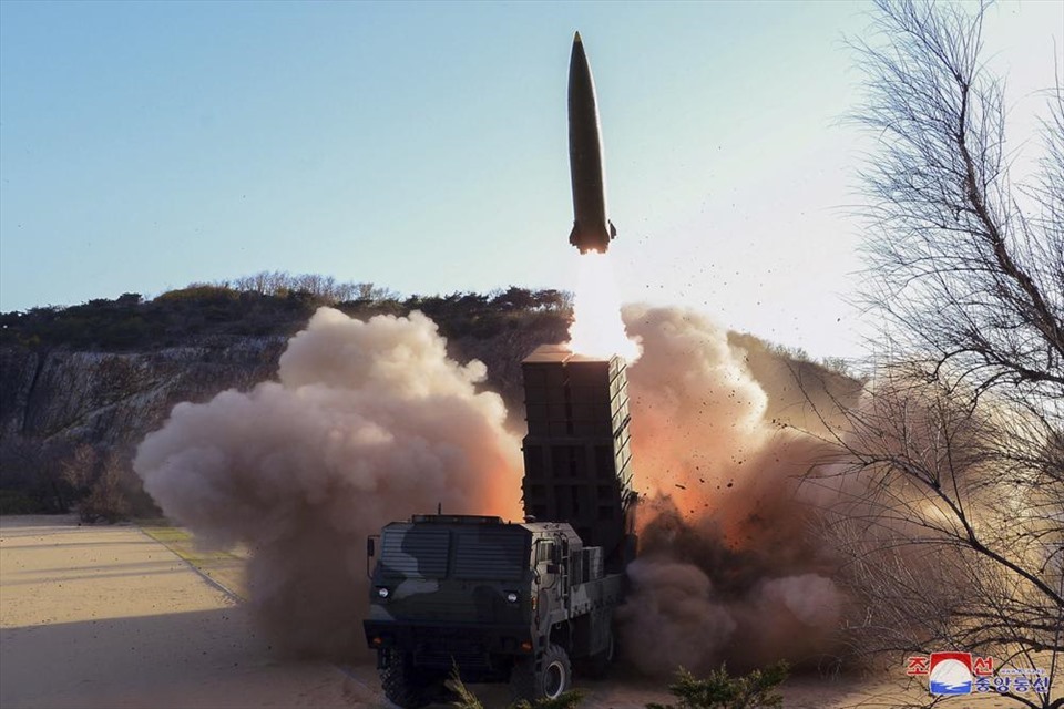 Triều Tiên thử vũ khí chiến thuật dẫn đường mới, tháng 4.2022. Ảnh: AFP/KCNA
