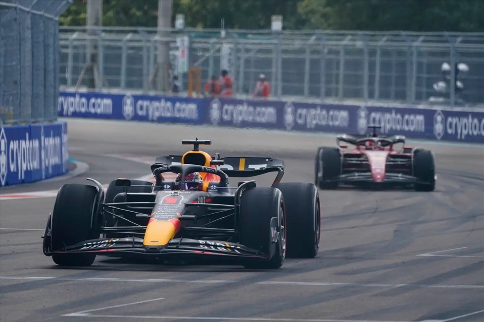 Charles Leclerc giành pole khi xuất phát nhưng Verstappen sớm vượt lên và giữ chắc vị trí dẫn đầu đến hết chặng. Ảnh: AFP
