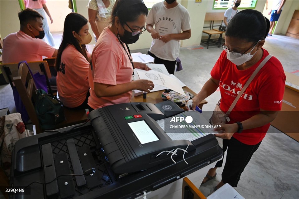 Cử tri tại điểm bỏ phiếu ở Manila trong cuộc bầu cử tổng thống Philippines ngày 9.5. Ảnh: AFP