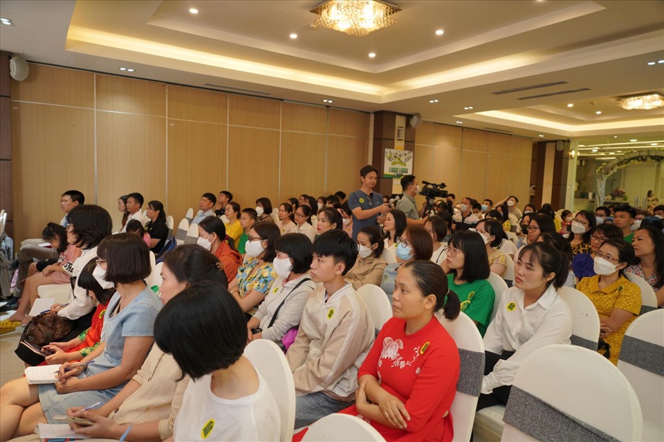 Nhiều phụ huynh đưa con đến tham tham dự Hội thảo “Nghề làm cha mẹ” tổ chức tại Hà Nội. Ảnh: BTC