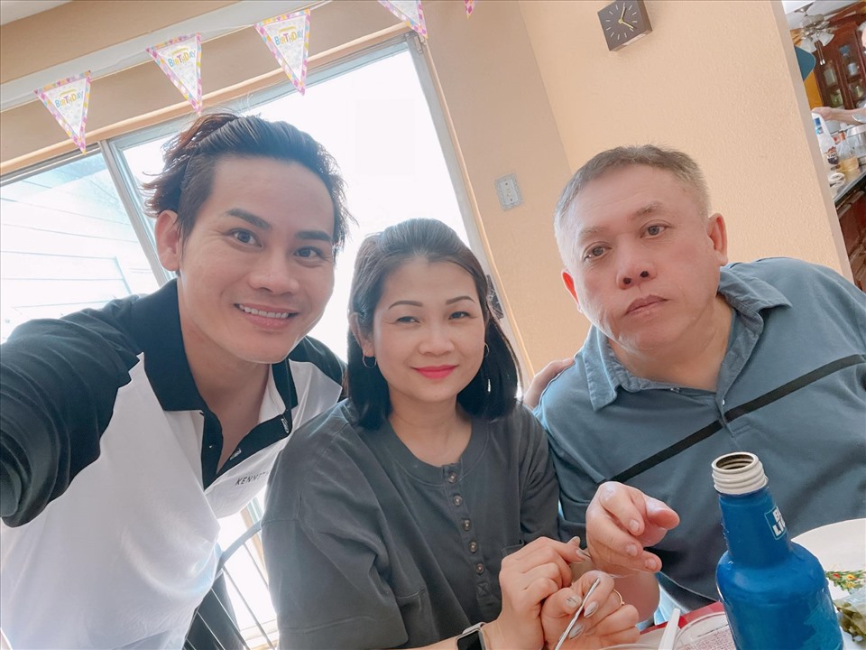 Tạm gác công việc ở Việt Nam, MC Hồng Phúc đã dành thời gian để sang Houston - Mỹ đoàn tụ với gia đình của mình. Nam MC VTV nói anh hạnh phúc vì gặp được người thân sau 2 năm xa cách vì ảnh hưởng bởi dịch bệnh.