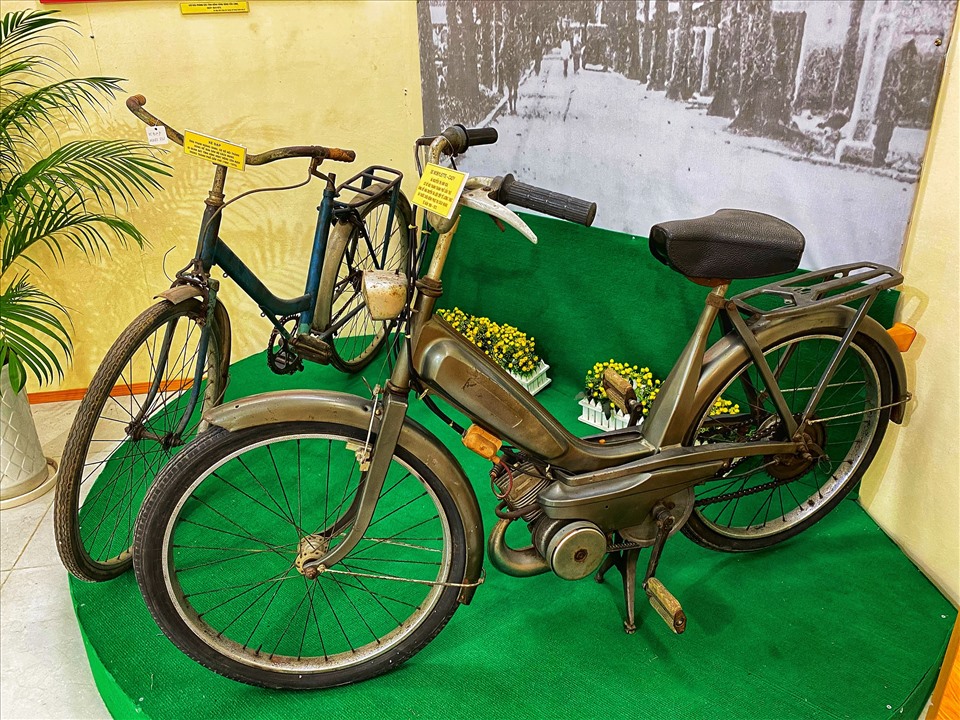 Các cơ sở nội thành thành phố Cần Thơ: Bên trái là chiếc xe đạp của ông Phạm Hoàng Oanh, ông đã dùng chiếc xe đạp này chở cán bộ chiến sĩ đi trong thành phố để thăm dò tình hình hoạt động của địch. Còn bên phải là chiếc xe Mobylette - Cady, cô giáo Nguyễn Thị Kim Xoa đã để dành tiền đi dạy của mình mua để vận chuyển tài liệu, thuốc men từ nội ô ra bên ngoài phục vụ cách mạng (1966 - 1973).