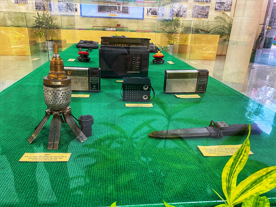 Những kỉ vật chiến trường như đèn, radio, lưỡi mác. Trong đó, điển hình là chiếc đèn của ông Lê Thanh Sơn - Chính trị viên Đại đội 23, Tiểu đoàn Tây Đô chế tạo năm 1965 và sử dụng đến năm 1975.