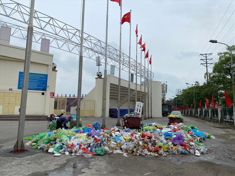 Bãi rác được tập kết bên ngoài sân Việt Trì. Ảnh: N.K