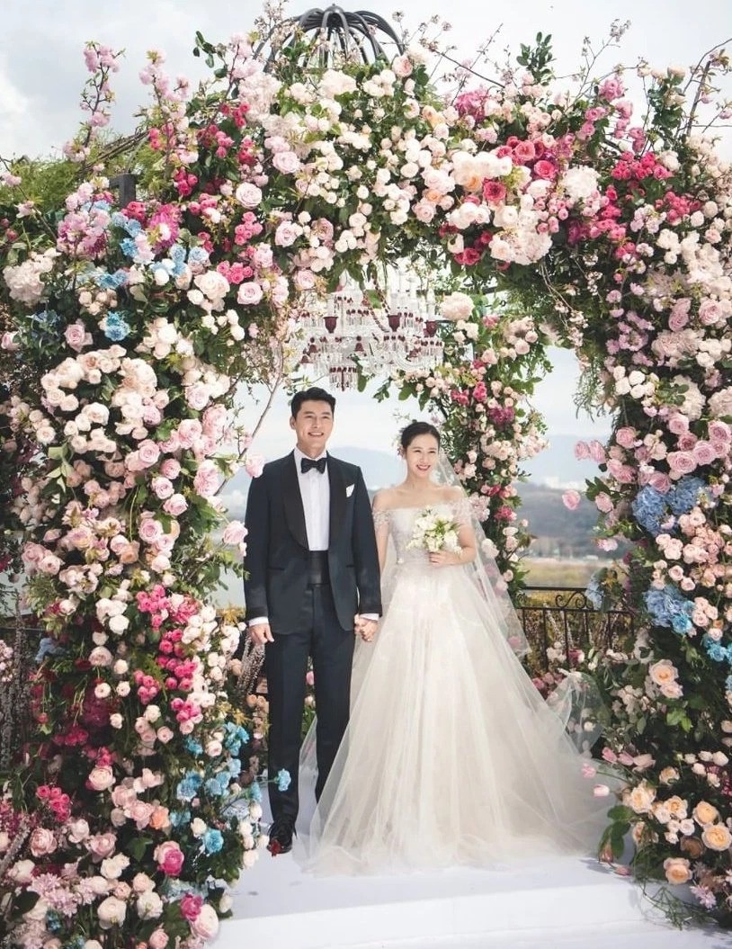 Địa điểm tổ chức đám cưới Hàn Quốc luôn là lựa chọn hàng đầu của các cặp đôi yêu thích nền văn hóa và kiến trúc của đất nước này. Tận dụng không gian được thiết kế tinh tế và hợp lý, các chuyên gia tổ chức đám cưới Hàn Quốc sẽ mang đến cho bạn một buổi tiệc cưới hoàn hảo đúng ý muốn của bạn.