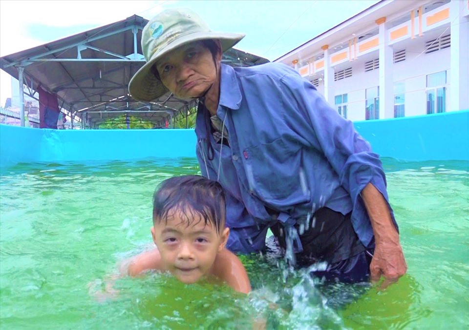 Bà Sáu Thia đã dành gần 20 năm để dạy bơi miễn phí cho trẻ em. Ảnh: Mai Hương