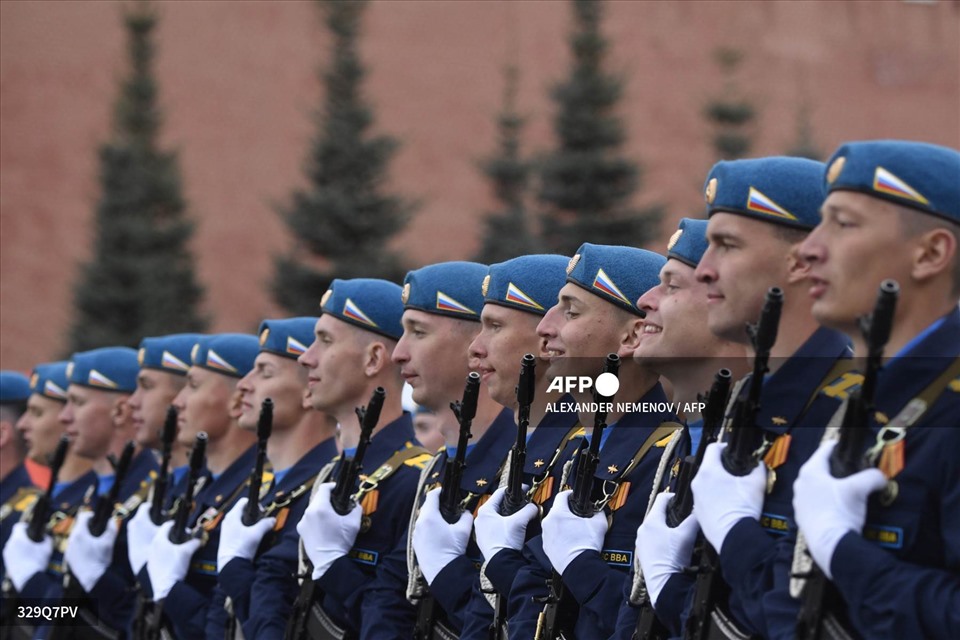 Các lực lượng vũ trang Nga duyệt binh. Ảnh: AFP