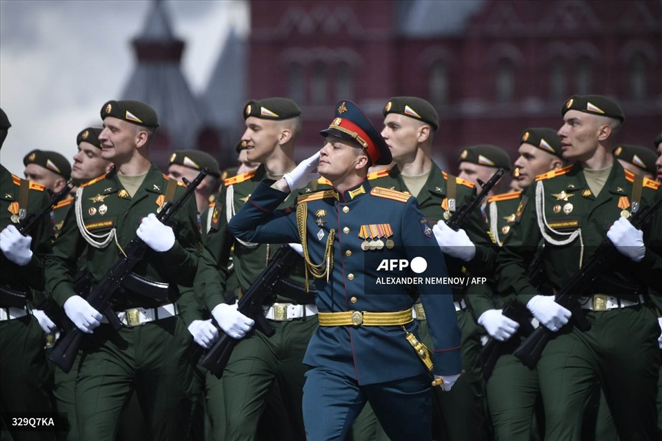 Các lực lượng vũ trang Nga duyệt binh. Ảnh: AFP