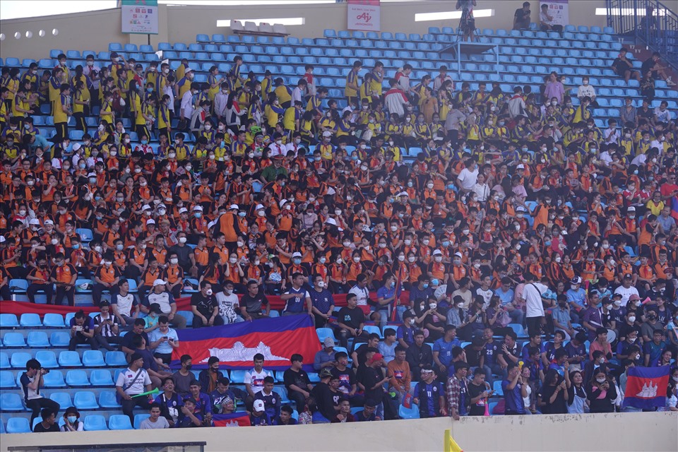 Trong khi đó, fan U23 Campuchia ngồi ở khán đài A, cùng với những học sinh tiểu học tại địa phương.
