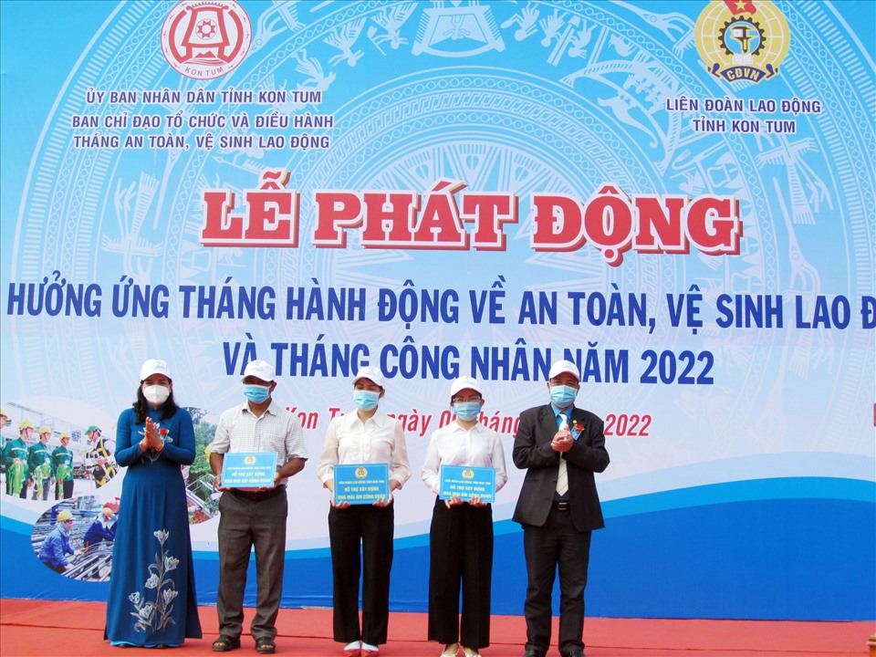 LĐLĐ tỉnh Kon Tum trao hỗ trợ nhà “Mái ấm công đoàn” cho công nhân lao động có hoàn cảnh khó khăn. Ảnh: Ngô Anh