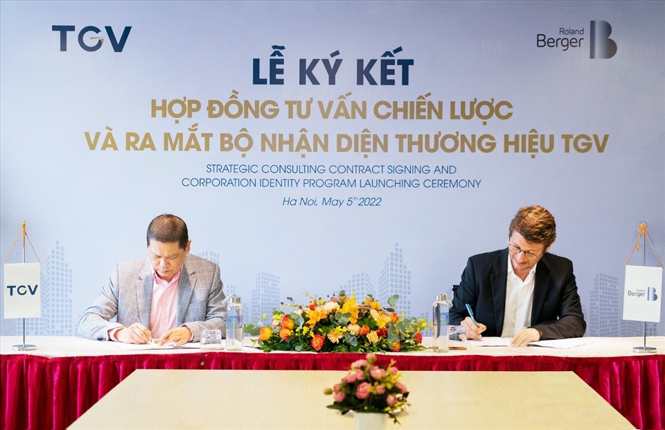 Đại diện Times Garden Việt Nam và đại diện Roland Berger thực hiện ký kết hợp đồng tư vấn chiến lược phát triển toàn diện.
