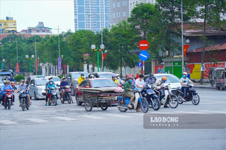 Xe ba bánh tự chế vẫn tung hoành khắp phố Hà Nội.