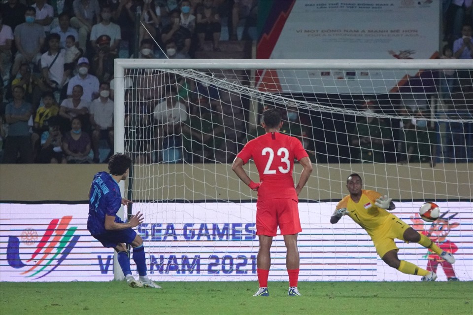 Benjamin sút phạt đền thành công ghi bàn mở tỉ số cho U23 Thái Lan. Ảnh: Nguyễn Đăng