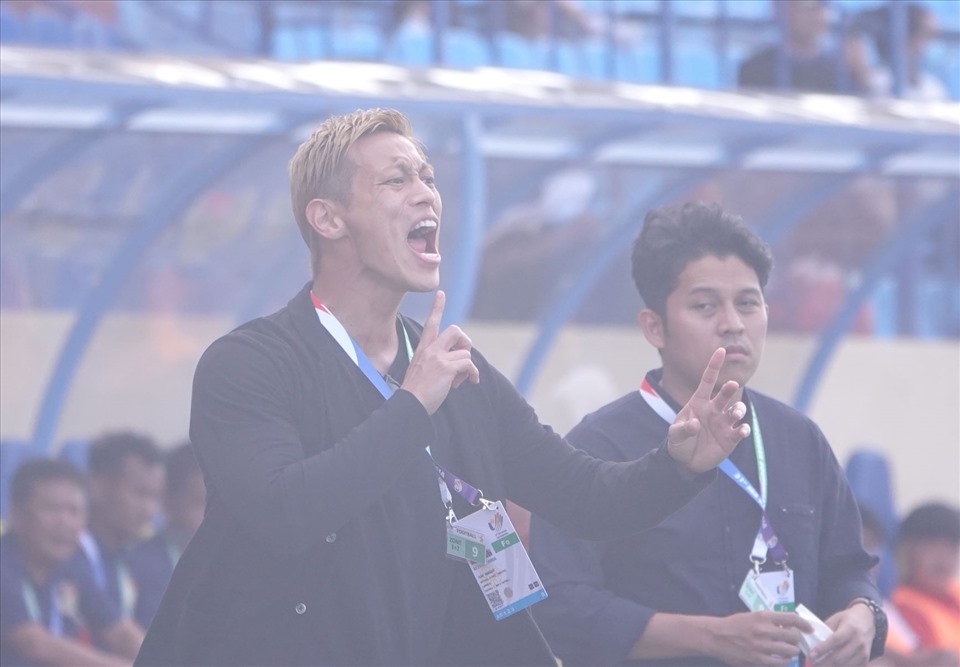 Keisuke Honda không đăng ký chức danh huấn luyện viên, tuy nhiên cựu danh thủ bóng đá Nhật Bản là người trực tiếp ra mặt chỉ đạo đội nhà. Trong suốt 90 phút của trận đấu, ông không hề ngồi trong cabin.
