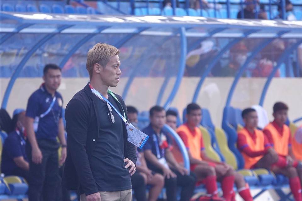 Keisuke Honda đứng trầm ngâm trong khi kỹ thuật, rất ít khi bộc lộ cảm xúc. Ông chăm chú quan sát trận đấu, dõi theo từng động tác của các học trò.