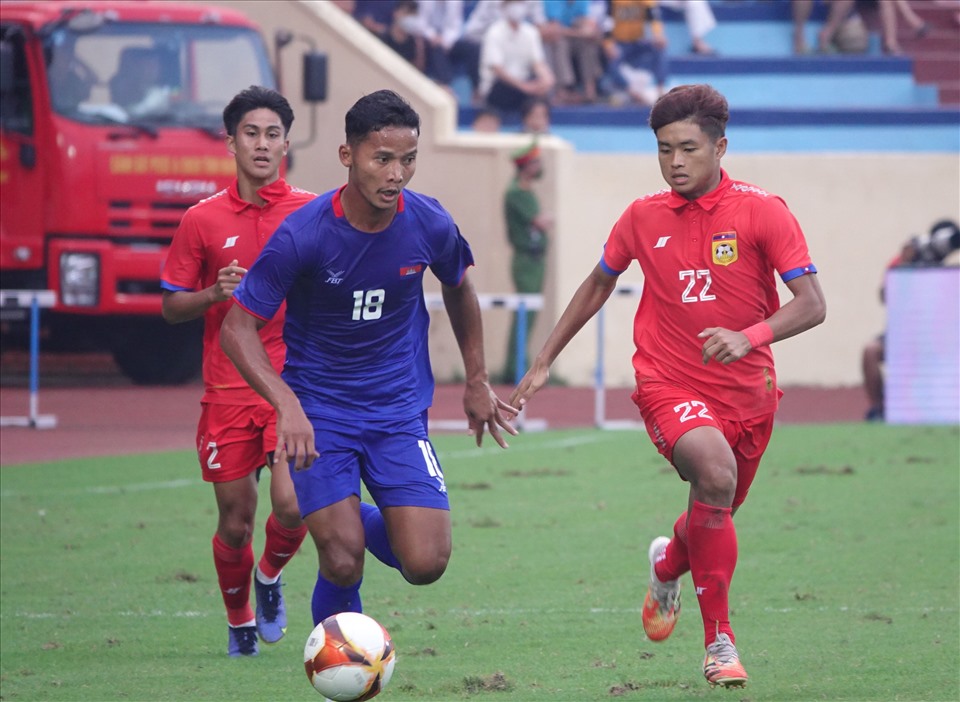 U23 Campuchia (áo xanh) có trận thắng áp đảo 4-1 trước U23 Lào ở trận đấu ra quân của mình tại bảng B, môn bóng đá nam SEA Games 31. Trận thắng có dấu ấn rất lớn của Keisuke Honda - người đứng chức danh là Tổng gám đốc của đội.