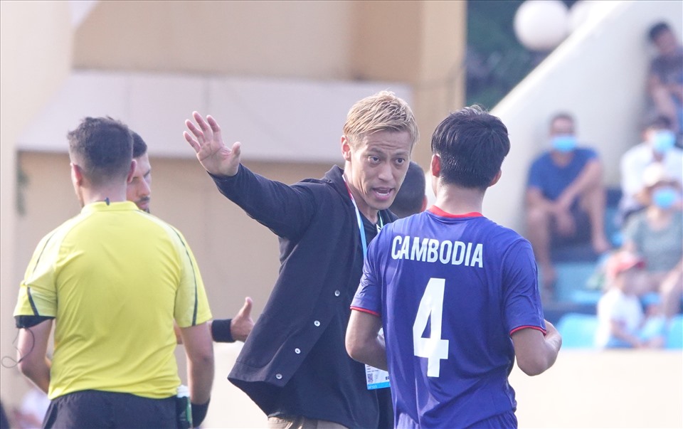 Khi có cầu thủ hỏi ông, Keisuke Honda sẵn sàng trao đổi với họ. Dưới sự chỉ đạo của Honda, U23 Campuchia đã chơi tấn công rực lửa trong cả trận đấu.