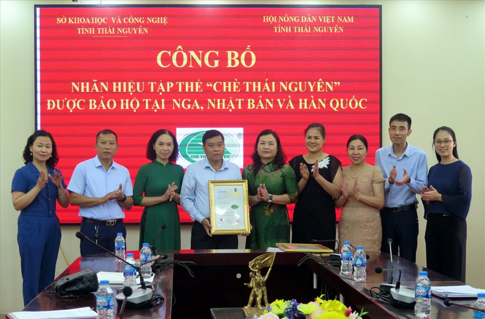 Trao Giấy chứng nhận đăng ký nhãn hiệu tập thể “Chè Thái Nguyên” tại Nga, Nhật Bản và Hàn Quốc cho Hội Nông dân tỉnh Thái Nguyên.
