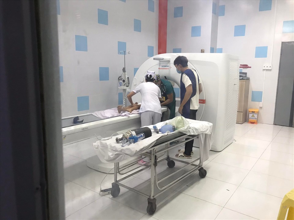 Bệnh nhi được kiểm tra chụp CT tại Bệnh viện Nhi đồng 2 TPHCM. Ảnh: Nguyễn Ly