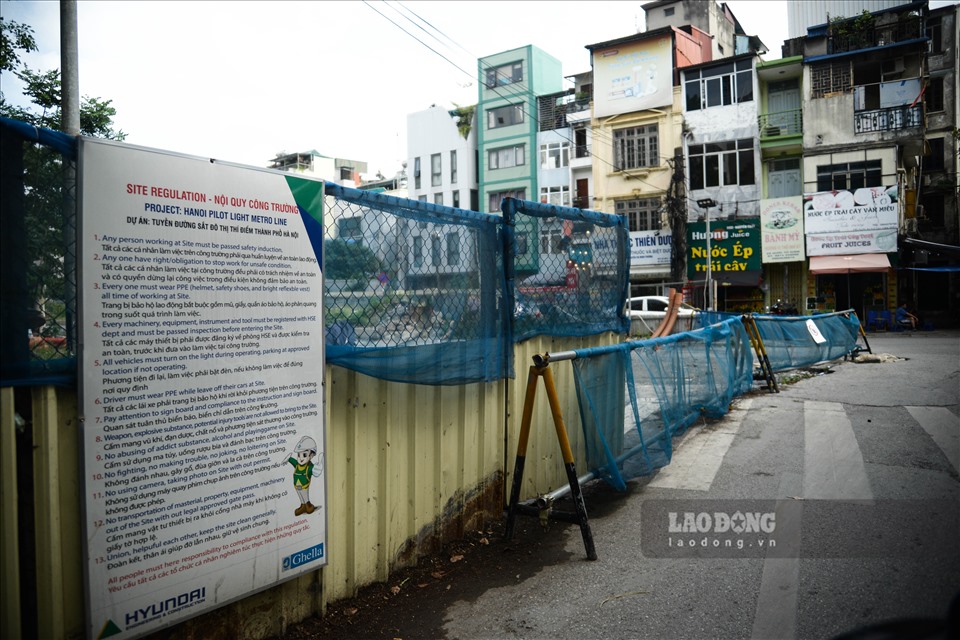 Tại công trường ga S11 gần khu vực Văn Miếu, rào chắn được lập nên một cách tạm bợ, phần rào chắn đã bị hư hỏng, không có nhân công hoạt động.
