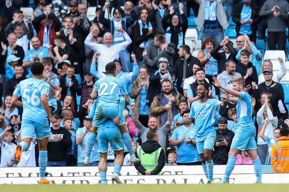Man City đã thắng đậm để chạm tay vào chức vô địch Premier League. Ảnh: AFP