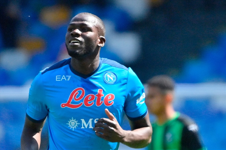 Koulibaly chỉ còn 1 năm hợp đồng với Napoli. Ảnh: AFP.