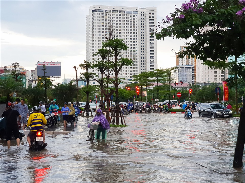 Tắc đường giờ cao điểm kèm theo tình trạng ngập úng của nhiều tuyến phố tại Hà Nội thời gian gần đây khiến nhiều tài xế công nghệ chán nản.