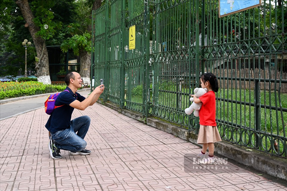 Các phụ huynh không quên lưu lại những hình ảnh đẹp cho con mình tại công viên Thủ Lệ.