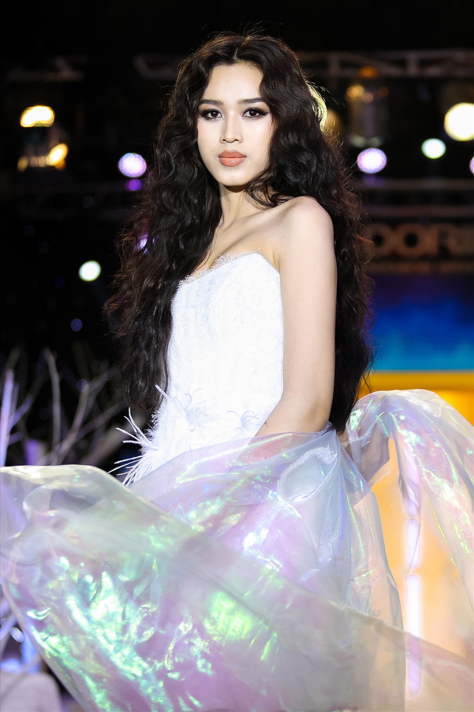 Hoa hậu Đỗ Thị Hà diện thiết kế đồng điệu với Lương Thuỳ Linh. Cô gây ấn tượng với mái tóc dài uốn xoăn bồng bềnh.