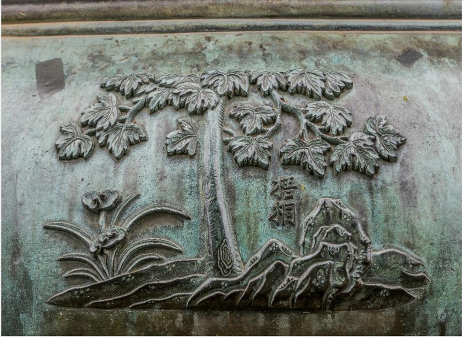 Hình ảnh cây Ngô đồng được khắc lên Nhân đỉnh đặt tại Thế Miếu trong Đại nội Huế. Ảnh: Trung tâm BTDTCĐ Huế