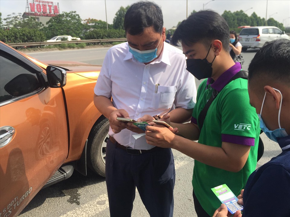 Nhân viên VETC hướng dẫn lái xe việc dán thẻ khi đi vào cao tốc Hà Nội -  Hải Phòng. Ảnh ĐT