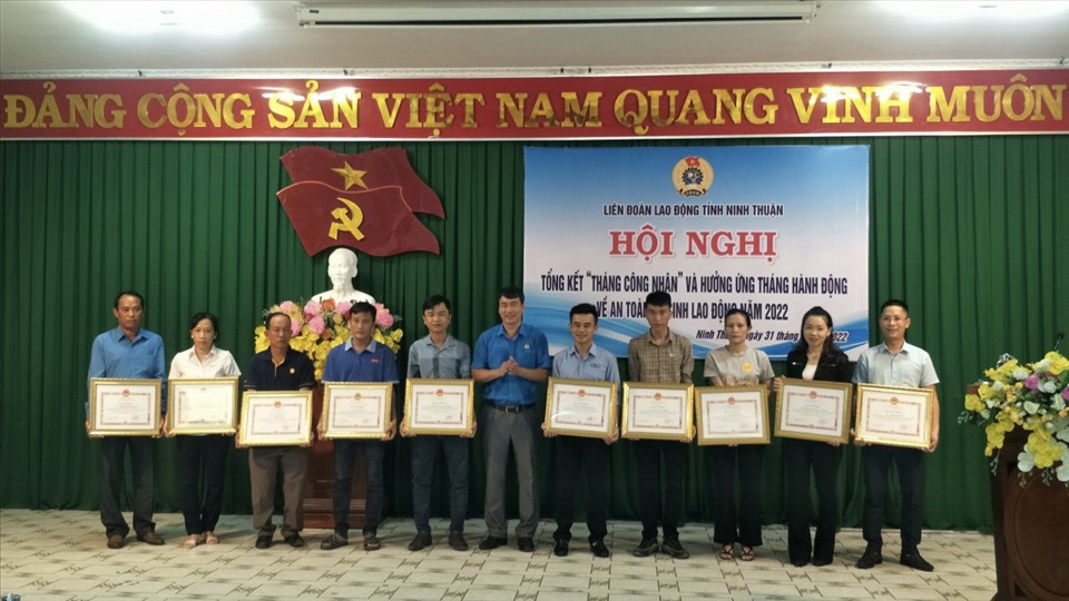 Lãnh đạo LĐLĐ tỉnh Ninh Thuận trao bằng khen UBND tỉnh cho công nhân lao động trực tiếp có nhiều thành tích xuất sắc trong Tháng Công nhân. Ảnh: Lý Thanh