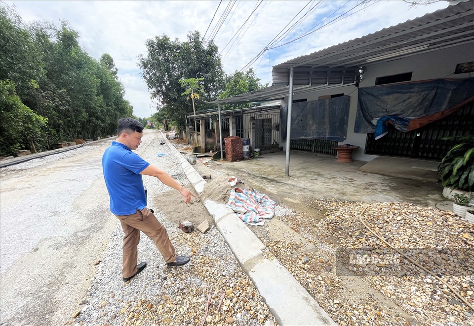 Người dân xóm 2 xã Kim Phú (TP. Tuyên Quang) phản ánh việc nền đường cao hơn rất nhiều so với nền nhà.